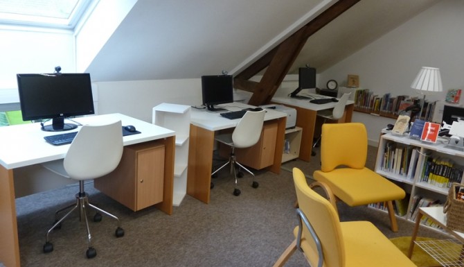 ordinateurs pour le public, des fauteuils blancs et jaunes