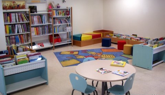 espaces enfants e la bibliothèque. Tapis, tables basses, bacs