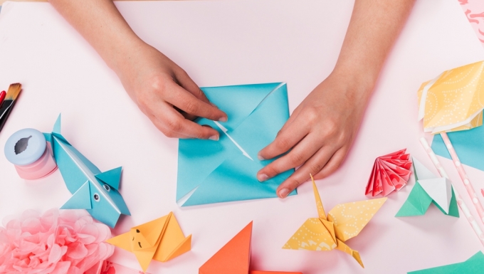 Une personne réalisant des origamis.
