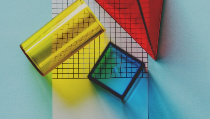 Feuille de calcul avec des formes géométriques en plastique transparent de couleur.