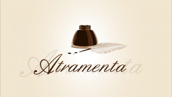 Logo du site avec le nom Atramenta en écriture cursive et une plume et un encrier