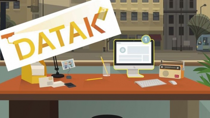 Capture d'écran du jeu Datak. On y voit, dessiné en style cartoon, un bureau, un ordinateur et divers objets. Au dessus, le logo Datak surmonté d'une caméra de vidéosurveillance