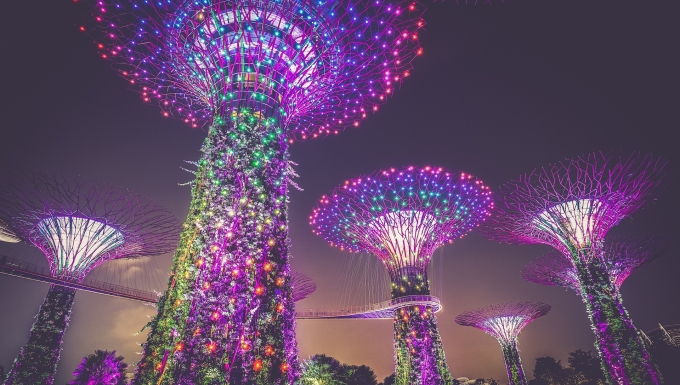 série de tours très futuristes et illuminées en couleurs fluos
