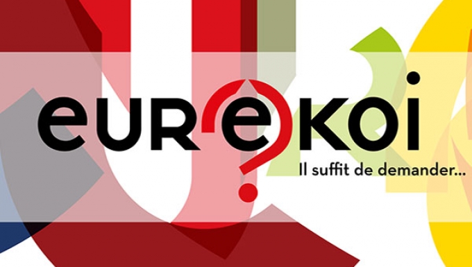 Lettres de couleurs entremêlées constituant un fond pour afficher le logo original d'Eurêkoi (lettres stylisées noires avec au centre un point d'interrogation rouge encerclant la lettre "ê").