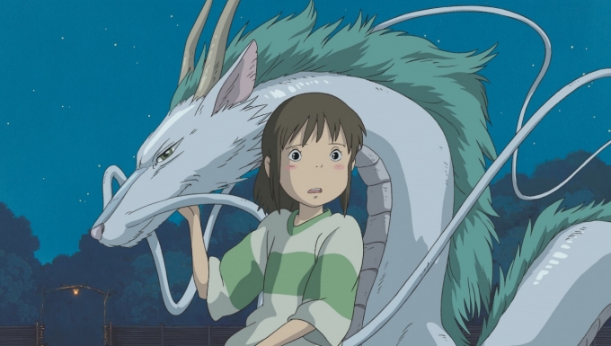 Capture du film Le voyage de Chihiro, on y voit la jeune fille accompagnée d'un dragon