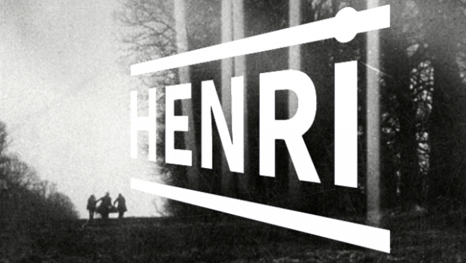 Le mot Henri apparait au-dessus d'un film en noir et blanc
