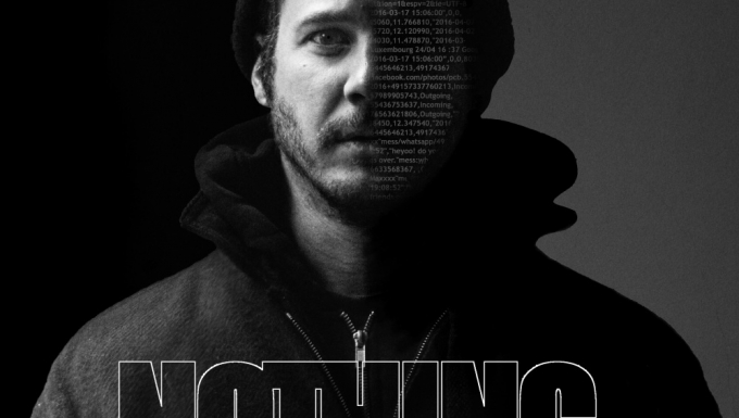 Photo en noir et blanc d'un homme de face, dont la moitié du visage affiche des données numériques