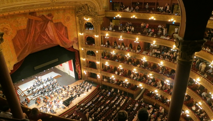Concert symphonique dans un opéra. Photo prise d'un des balcons.