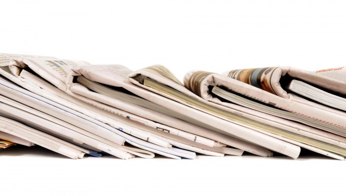 Des journaux pliés alignés horizontalement.