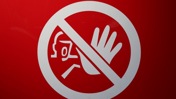 Un panneau de signalisation de couleur rouge et blanc signalant une interdiction.