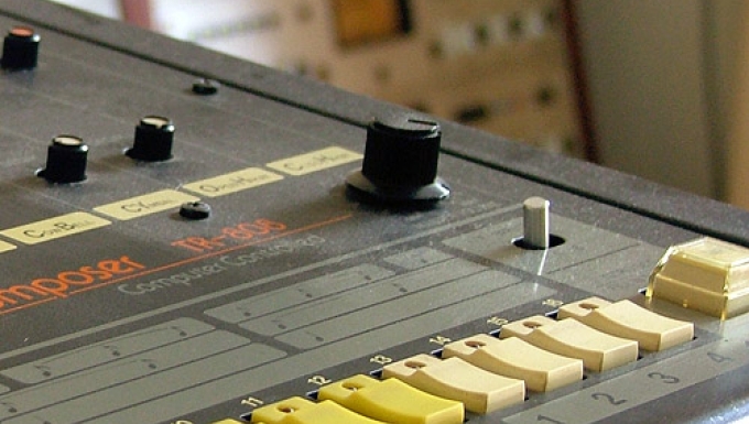 Plan rapproché de la boîte à rythmes TR-808 de Roland