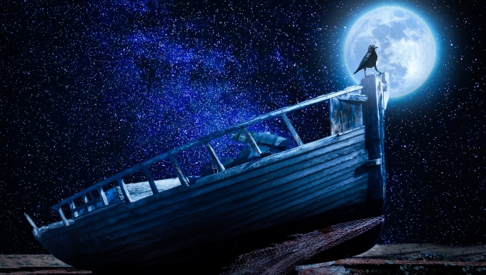 Un corbeau sur un bateau pendant une nuit étoilée