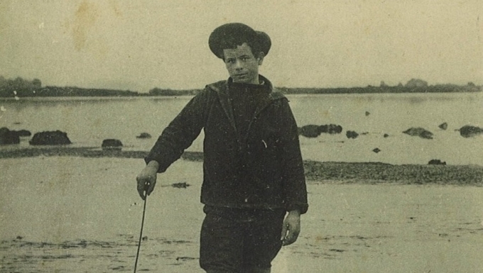 Image d'un jeune pêcheur à pied. Photographie en noir et blanc