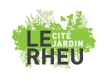 logo de la ville de le Rheu. En fond en filigrane un motif végétal vert clair. Au-dessus les mots "LE RHEU" et "Cité-jardin"