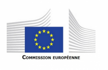 Logo de la Comission Européenne : le drapeau européen entouré de deux formes symbolisant le siège de la Commission.