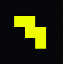 Logo Dance Music Archive. Forme pixellisée jaune sur un fond noir.