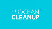 Logo The Ocean Cleanup. Lettres blanches sur fond bleu.