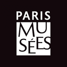 Logo des musées de Paris :  lettres stylisées blanches sur fond noir.