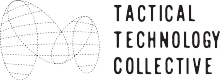 Logo du Tactical Technology Collective. Lettres noires stylisées sur fond blanc. UÀ gauche du texte, une structure abstraite.