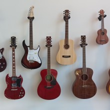 Plusieurs guitares disposées sur un mur de la bibliothèque.