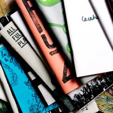 Une collection personnelle de graphzines (fanzines graphiques) de pays divers (Japon, France, Espagne, Norvège, États-Unis).