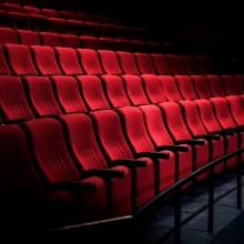 Des rangées de fauteuils d'une salle de cinéma.