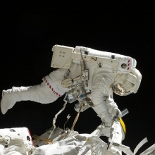 Un astronaute travaillant sur une station spatiale.