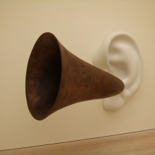 Une sculpture repérsentant une oreille sortant d'un mur.