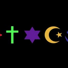 5 symboles religieux (hindouisme, judaïsme, bouddhisme, christianisme et islam) de couleurs différentes sur fond noir.