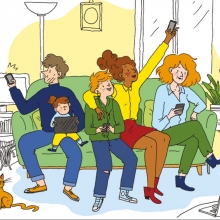 Membres d'une famille assis dans un canapé et utilisant tous un outil numérique : télé, tablette, smartphone, lecteur MP3