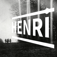 Le mot Henri apparait au-dessus d'un film en noir et blanc