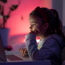 Une petite fille utilisant un ordinateur portable.