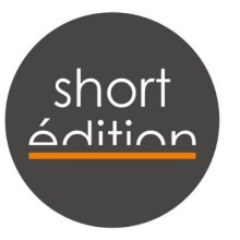 Logo de la société : un rond gris foncé avec le mot "short édition" souligné d'une barre orange