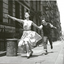 Photo promotionnelle de Larry Kert et Carol Lawrencepour le film West Side Story (1957). 